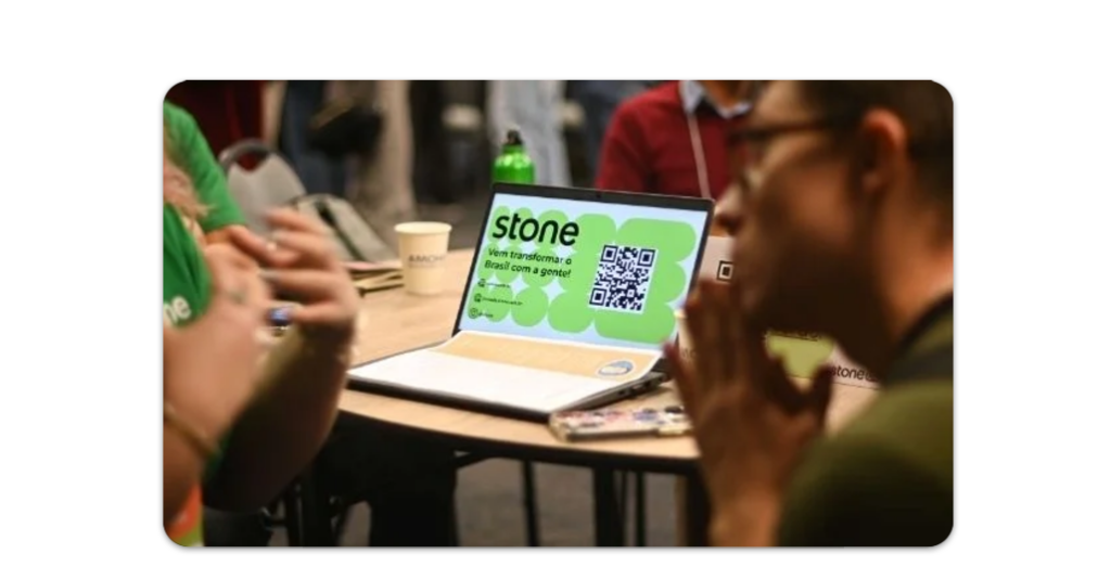 As vagas de consultor externo da Stone ficam listadas no portal Jornada Stone, onde é possível filtrar por cidade e se candidatar pelo celular ou computador.