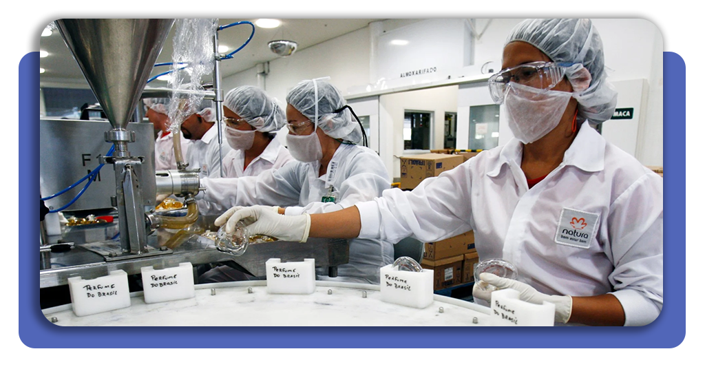A Natura oferece benefícios como plano de saúde, desconto em produtos das marcas Natura e Avon, fretado ou vale-transporte e refeição nas unidades industriais.