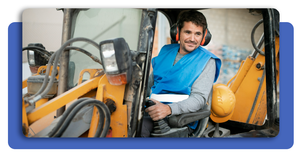 O operador de máquinas pesadas precisa de CNH na categoria correspondente ao equipamento e de certificação técnica reconhecida para atuar em obras e mineração.