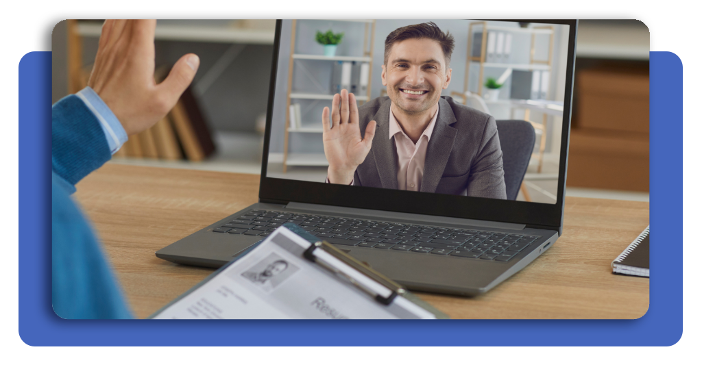 Um fundo neutro e organizado transmite profissionalismo e mantém o foco do recrutador voltado para você durante toda a entrevista.
