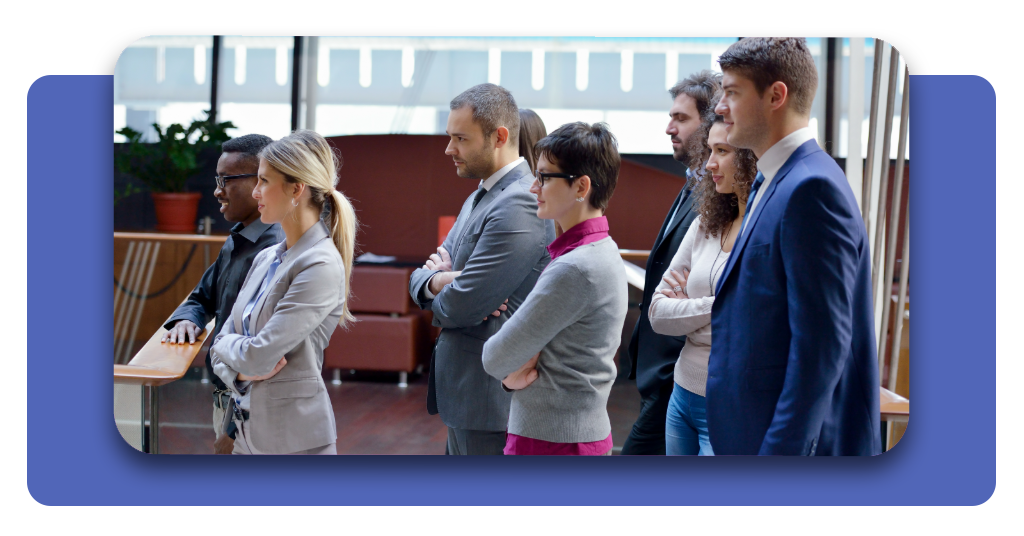 Pessoas fazendo check-in em conferência e feira de emprego
