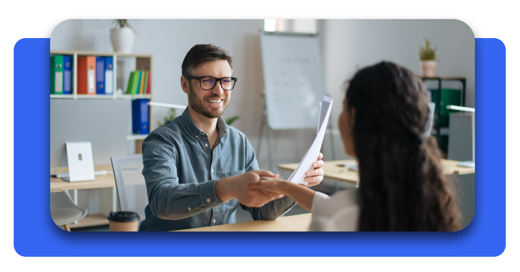 Empreendedor afro-americano apertando as mãos em uma entrevista de emprego