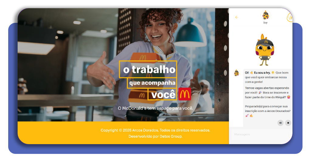 Jovem aprendiz no McDonald's sorrindo durante atendimento ao cliente