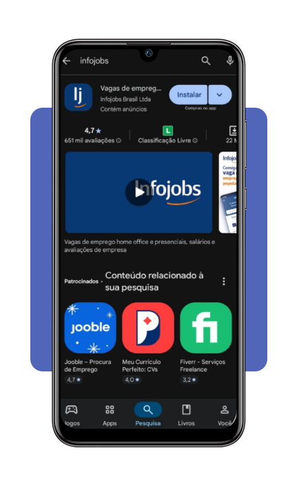 Eletricista analisando vagas de emprego em obras pelo celular