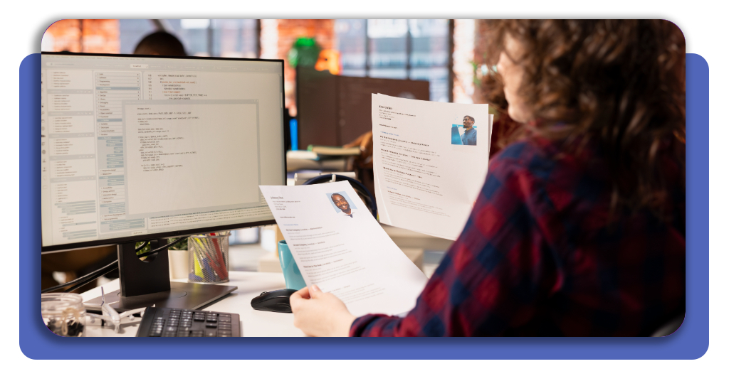 Homem adulto de costas procurando novo emprego e escrevendo currículo no laptop