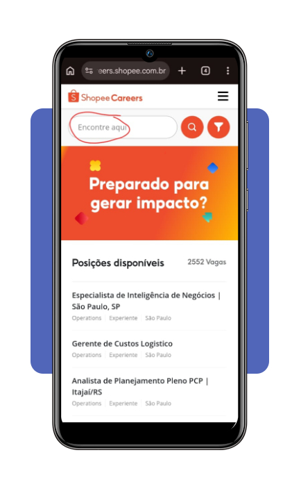 Pessoa usando celular para buscar vagas de auxiliar de logística na Shopee