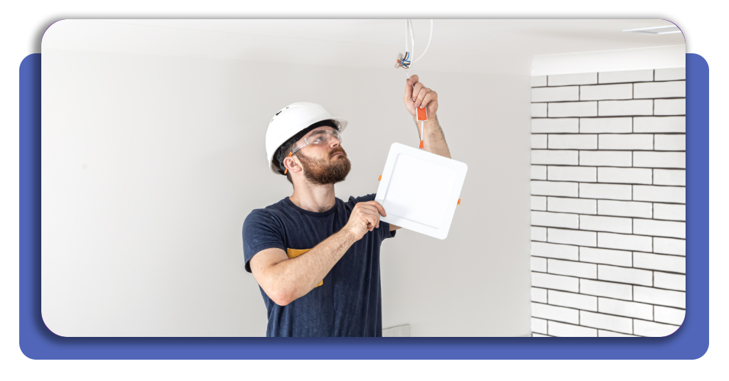 Na instalação de lâmpadas e luminárias, o eletricista aplica conhecimentos técnicos para garantir segurança, eficiência e bom acabamento.
